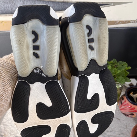 Nike Black and White Athletic Shoes - Picture 8 of 8